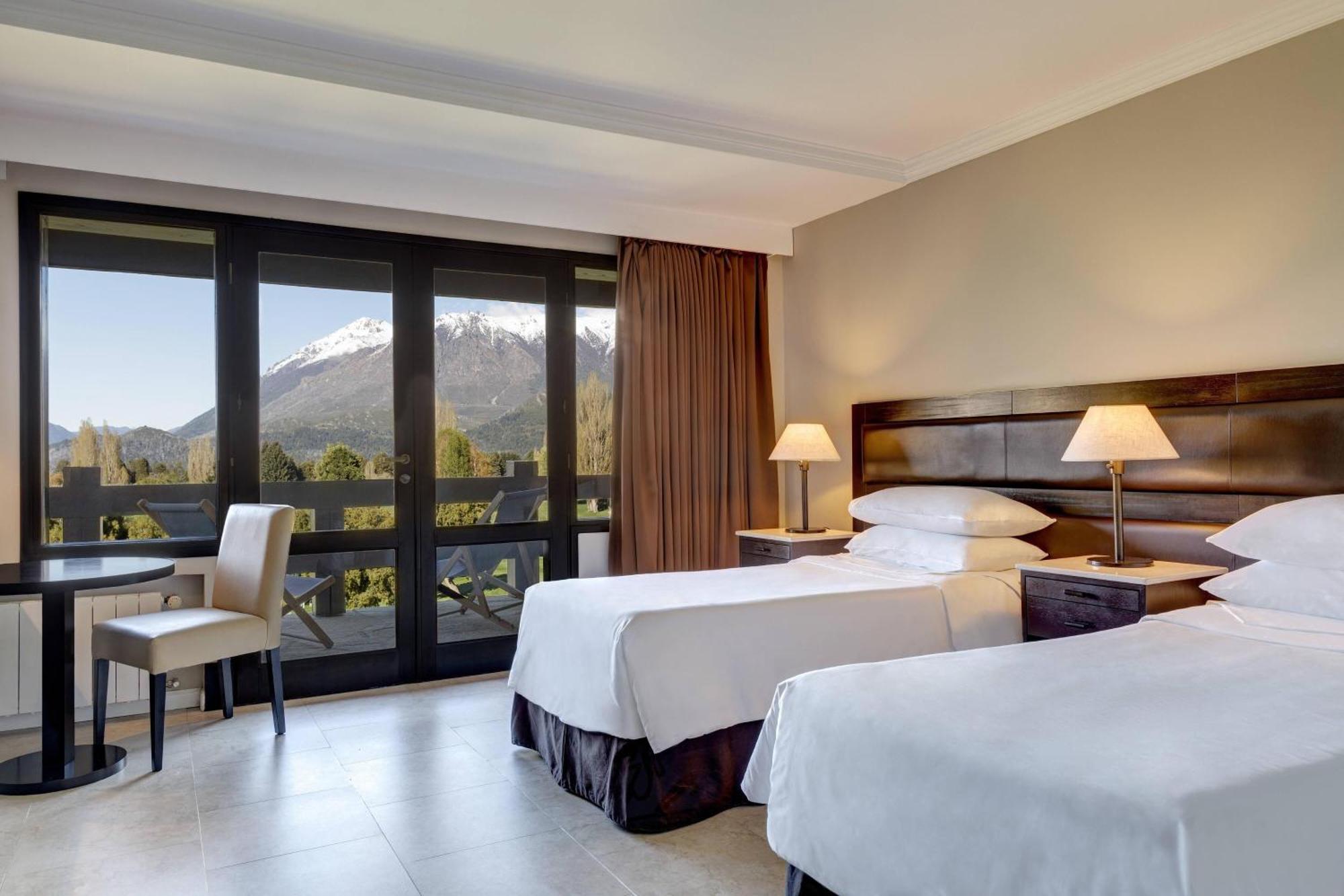 Acomodação Grand View com 2 Camas de Solteiro e Vista do Campo de Golfe e da Montanha